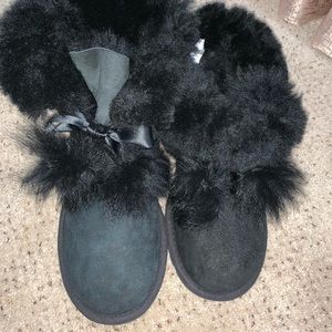 Size 7 woman UGGS(firm price)